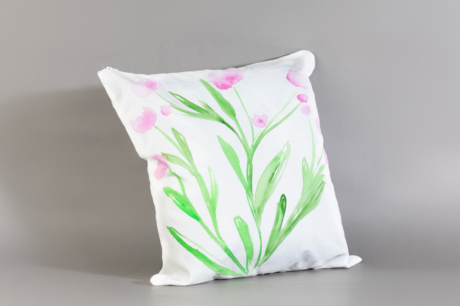 Fiori, cuscino bianco dipinto a mano con fiori rosa e foglie verdi