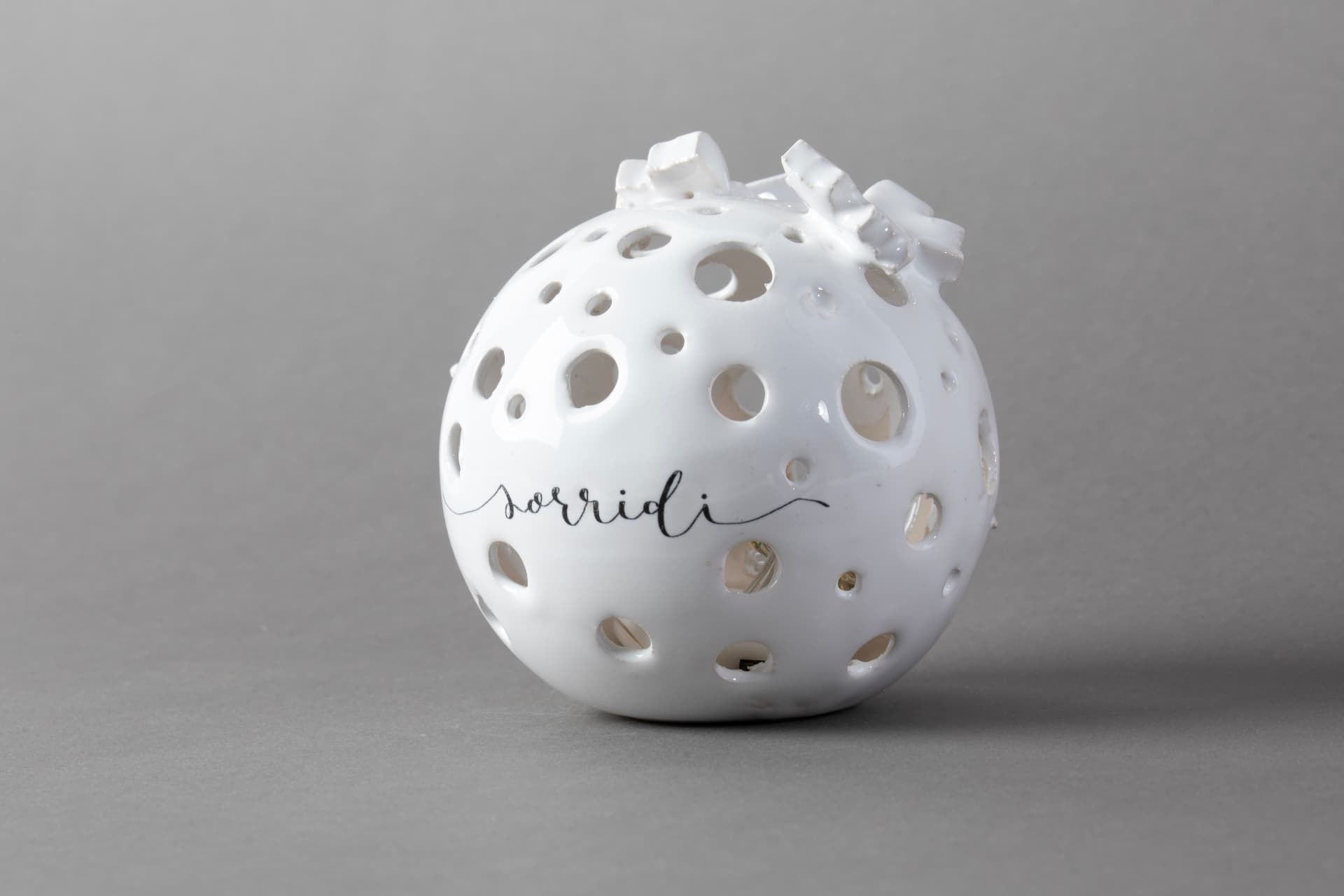 Parole di Luce, lampada sfera traforata in ceramica bianca con scritta personalizzata