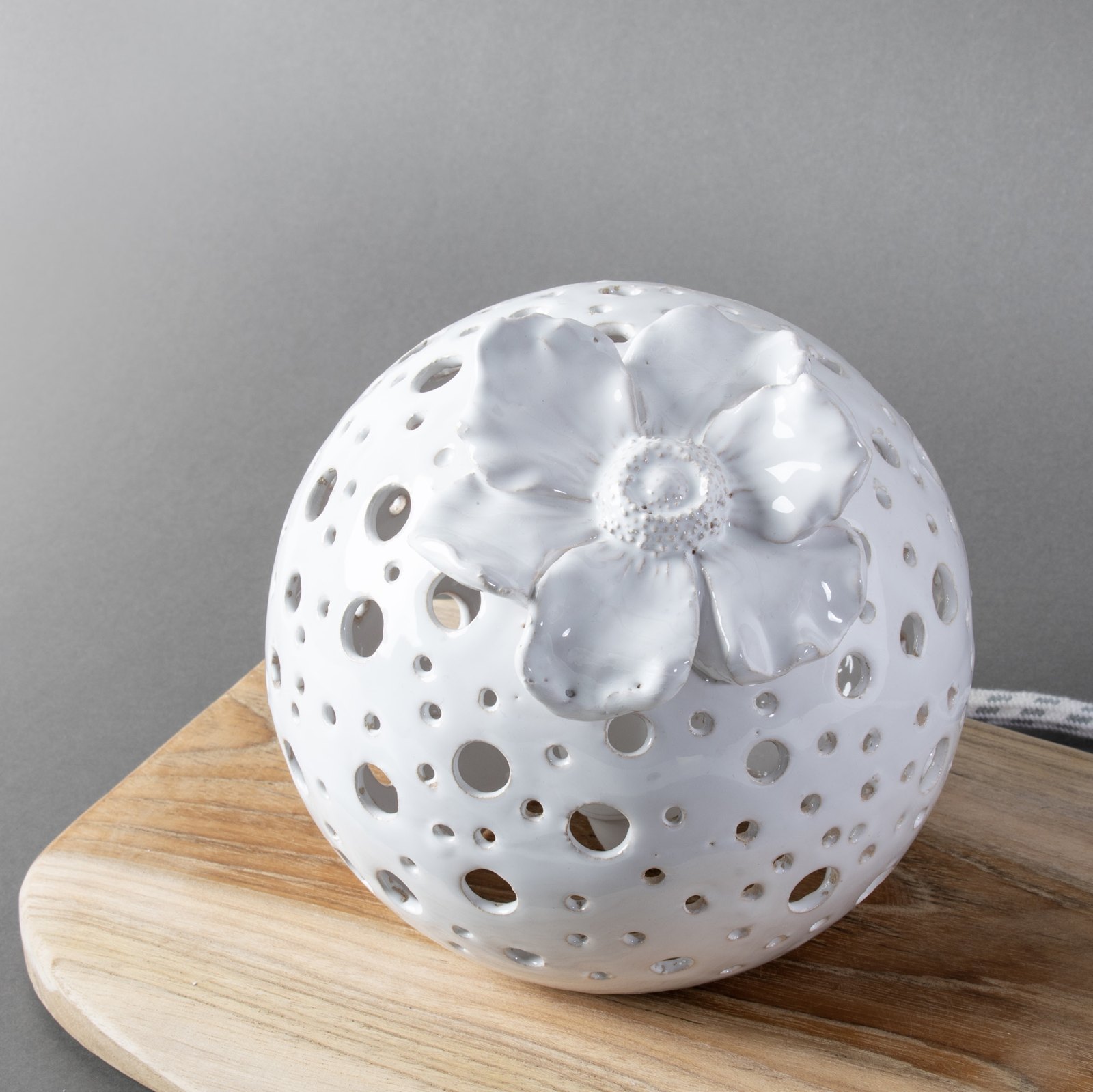 Sfera in ceramica bianca traforata realizzata nel laboratorio