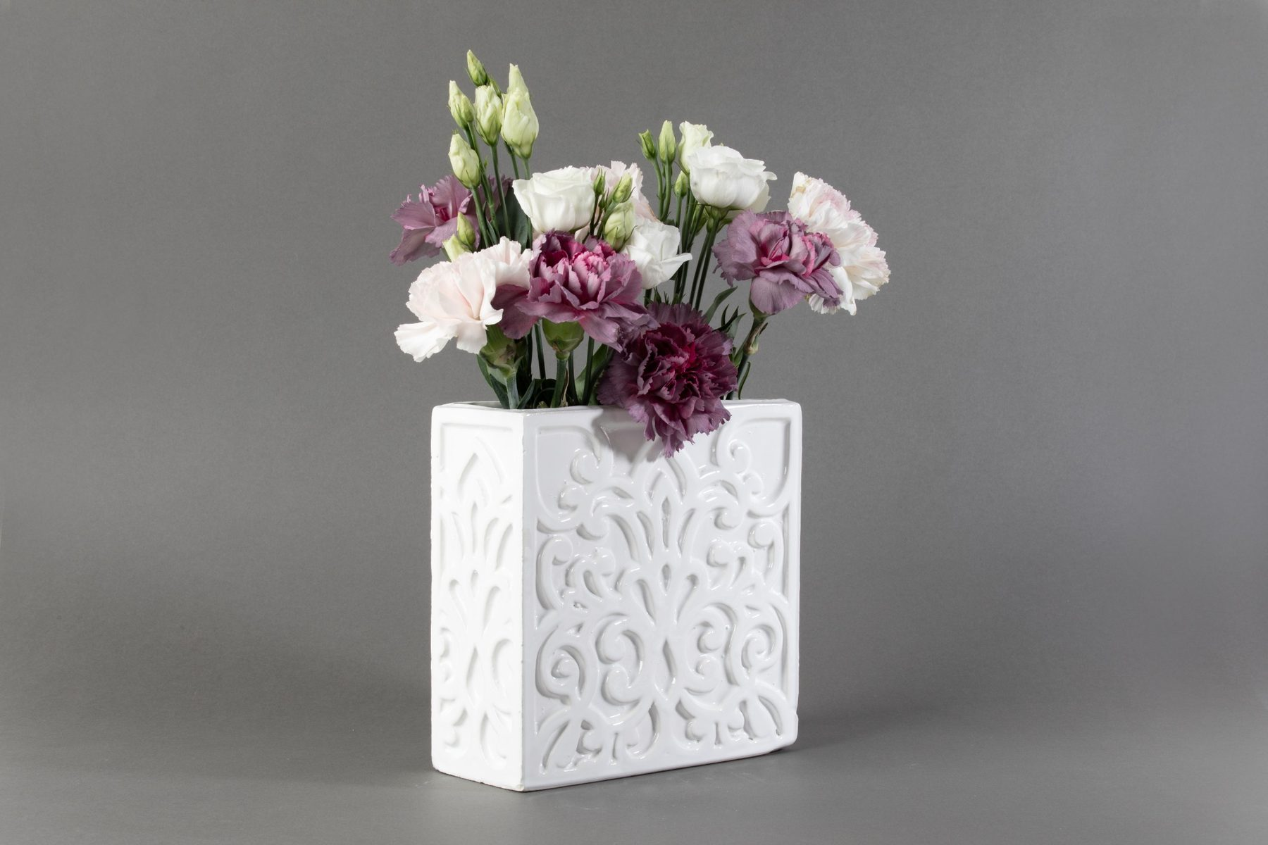 Fiorire, vaso decorativo in ceramica bianca con motivi in rilievo, con fiori