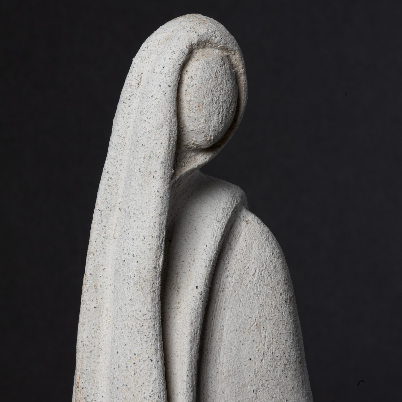 Dettaglio materico di una scultura in ceramica