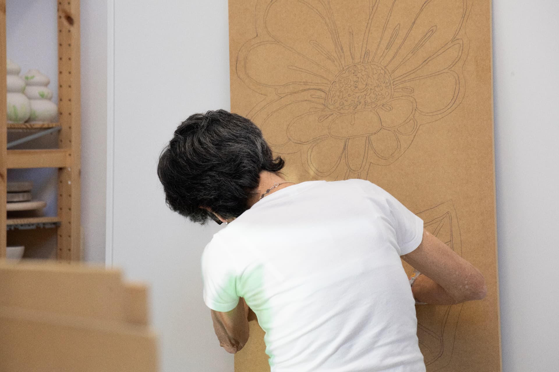 Disegno a matita di un fiore su pannello, tracciato a mano in laboratorio