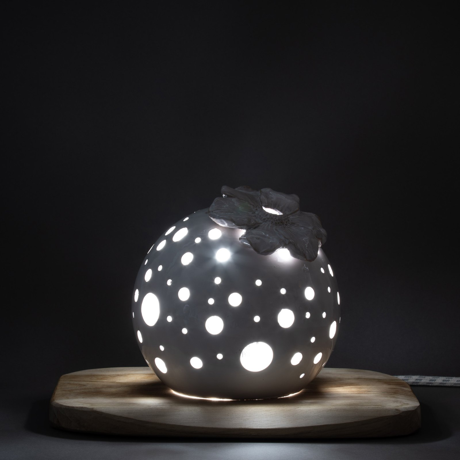 La luce che filtra dai fori di una sfera in ceramica
